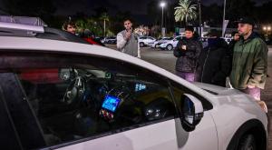 מרדכי דוד מול רכבו של אהרון ברק צילום: Avshalom Sassoni,Flash90 חדשות