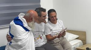 עמרי מירן ומשפחתו צילום: דובר צה"ל חדשות