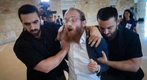 פינוי המוחים החרדים מבג"ץ צילום: Chaim Goldberg,Flash90 חדשות