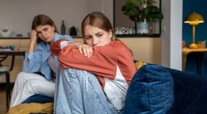 אמא ונערה מתבגרת צילום: DimaBerlin,Shutterstock הורים וילדים