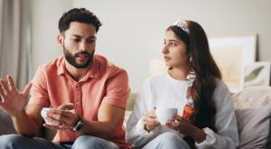 זוג משוחח | אילוסטרציה צילום: PeopleImages,Shutterstock יחסים