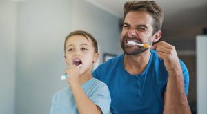 צחצוח שיניים צילום: PeopleImages,Shutterstock הורים וילדים