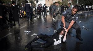 שוטר ומפגין חרדי צילום: פלאש 90. יונתן זינדל חדשות