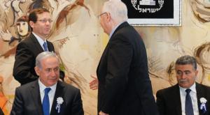ידגדג את נתניהו? עמיר פרץ וראש הממשלה בבית הנשיא  צילום: פלאש 90. מרים אלסטר חדשות