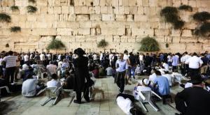 מתפללים בכותל בתשעה באב צילום: Yaakov Lederman/Flash90 תשעה באב