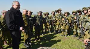 השר ליברמן מבקר חיילים בעת אימון צילום: פלאש 90. אריאל הרמוני חדשות
