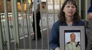 מזרחי עם תמונת בעלה צילום: אלמגור חדשות