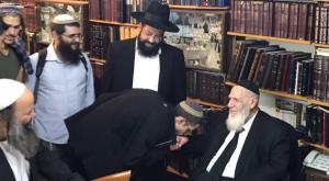 תלמידי ישיבת חדרה בביתו של הרב שלום כהן צילום: יעקב כהן יהדות