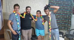 חניכי התנועה עוזרים לבנות סוכות צילום: OU ישראל חדשות