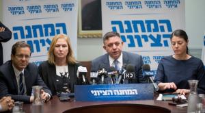 חלק תוקפים וחלק שותקים. גבאי וחברי מפלגתו צילום: פלאש 90. יונתן זינדל חדשות