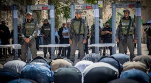 מתפללים ליד המגנומטרים צילום: פלאש 90. יונתן זינדל חדשות