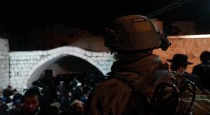 יהודים וחיילי צה"ל בקבר יוסף. ארכיון צילום: דו"צ התיישבות
