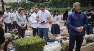 אבניר נתניהו בקברו של יוני בשנה שעברה צילום:  Hadas Parush/Flash90 חדשות