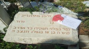 "פתק חיפוש" על מצבה צילום: לתת פנים לנופלים יום הזכרון