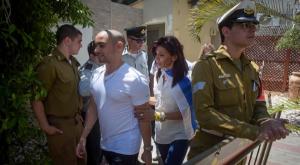 אזריה ואמו בכניסה לאולם הדיונים צילום: פלאש 90. אבשלום ששוני חדשות