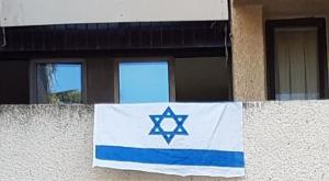 הדגל בחזית החדר שבמעונות צילום: באדיבות המצלם חדשות