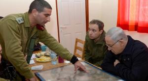 במרכז, תא"ל טולדנו כמזכירו הצבאי של נתניהו צילום: פלאש90. עמוס בן גרשום חדשות