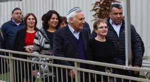 קצב מלווה בבני משפחתו ביציאה מן הכלא בדצמבר 2016 צילום: פלאש 90. אלוני מור חדשות