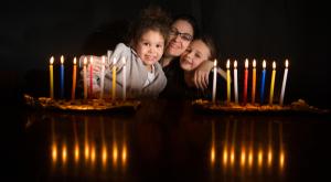 חנוכה משפחתית. רק בזהירות צילום: shutterstock חנוכה