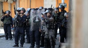 ארכיון. שוטרים מפזרים הפגנה צילום: Wisam Hashlamoun/Flash90 חדשות