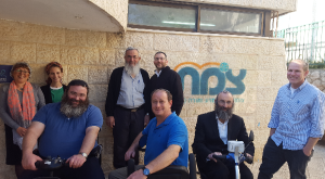 אנשי מכון צומת והקלנועיות  צילום: שמוליק קליין יהדות