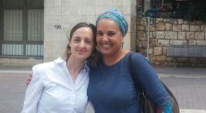 מסורבת הגט גילת מעטוף שהשתתפה באירוע עם עורכת הדין תמר אודרברג לאחר קבלת הגט  צילום: יחצ חדשות