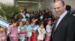 למצולמים אין קשר לכתבה. שר החינוך עם תלמידים צילום: פלאש 90. גרשון אלינסטון חדשות