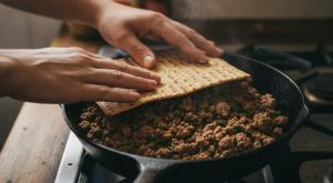 פשטידת מצות ובשר צילום: צילום להמחשה (בינה מלאכותית) אוכל