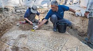 חושפים את הכתובת העתיקה צילום: אסף פרץ, רשות העתיקות חדשות