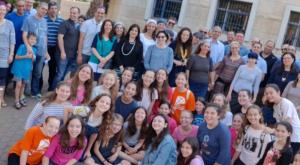 רוצות ללמוד בצפירה. ההורים ובנותיהם צילום: ללא קרדיט חדשות
