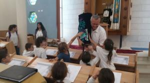 הרב נהוראי והתלמידים בבית הכנסת צילום: באדיבות המצולם חדשות