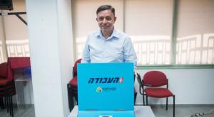עלה לסיבוב השני. גבאי מצביע צילום: פלאש 90. יונתן זינדל חדשות
