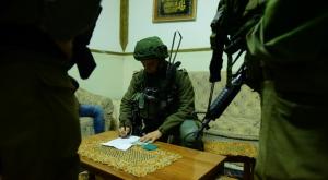 הפשיטה על אחד הבתים בכפר צילום: דובר צה"ל חדשות