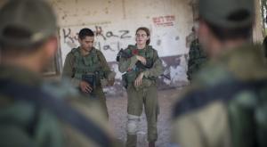 קו חם לחיילות. למצולמים אין קשר לכתבה צילום: פלאש 90. הדס פרוש דעות