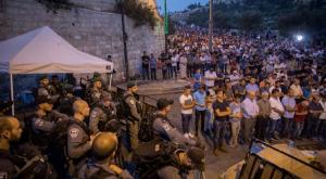שוטרים ומתפללים מוסלמים הר הבית צילום: פלאש 90. יונתן זינדל חדשות