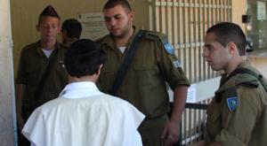 חיילים ובחור חרדי בלשכת הגיוס. למצלומים אין קשר למאמר צילום: פלאש 90 חדשות