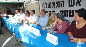 ראשיהרשויות והמשפחות השכולות במאהל המחאה צילום: מירי צחי חדשות