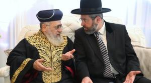 הרב לאו והרב יוסף בהתייעצות צילום: פלאש 90. יעקב כהן חדשות