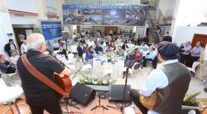 נהנים מהאווירה צילום: דוד ווייל ברנז'ה