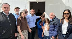 קביעת מזוזה בביתו של יוסי דגן צילום: רועי חדי המגזר