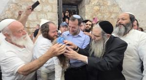 חלאקה לנכד למשפחת יניב צילום: רועי חדי התיישבות