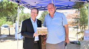 הנשיא עם ראש המועצה צילום: מאיר אליפור התיישבות