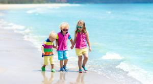 55 רעיונות לדברים שאפשר לעשות בחופש צילום: FamVeld,Shutterstock הורים וילדים