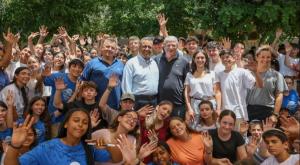 ראש העיר בטקס הסיום עם החניכים צילום: ארנון בוסנאי חינוך