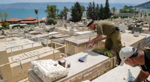 בית העלמין הצבאי בטבריה, ערב יום הזיכרון צילום: Michael Giladi,Flash90 חדשות