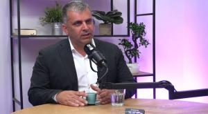 אופיר סופר באולפן אתר כיפה | צילום: צילומסך חדשות