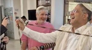 בן גביר וגיא מרוז מניחים תפילין צילום: ללא ברנז'ה