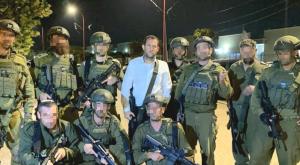 יוסי דגן עם לוחמי ההגמ"ר צילום: רועי חדי חדשות