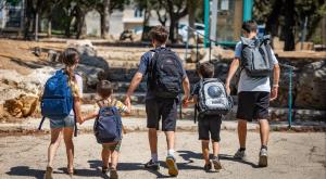 תלמידים הולכים לבית ספר, למצולמים אין קשר לנאמר בכתבה צילום: Yonatan Sindel,Flash90 דעות
