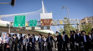הפגנת הפלג הירושלמי בגשר המיתרים, צילום: Yonatan Sindel,copyright (c) Flash90 2026 דעות